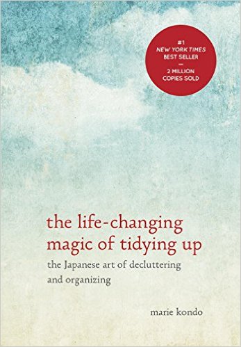 断捨離系の本が英語版で出ていたりします。”The Life-Changing Magic of Tidying UP”